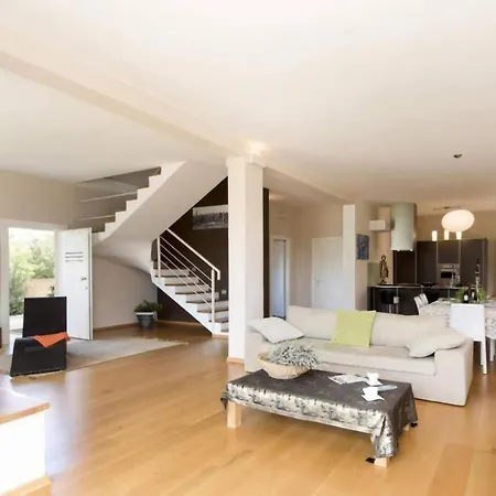 Вилла Beautiful Sunny Summer House In Ровинь